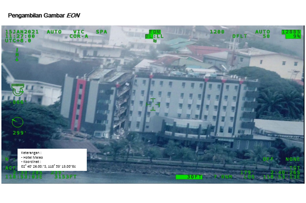 Sejumlah bangunan, seperti Maleo Town Square, toko, minimarket, dan Rumah Sakit Mitra Manakarra ambruk akibat diguncang gempa.