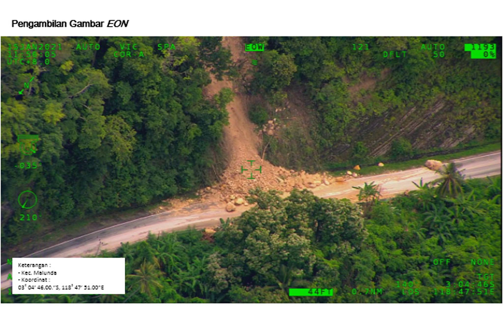 Gempa juga mengakibatkan beberapa wilayah di Mamuju longsor. Longsor berdampak pada terputusnya jaringan dan akses jalan yang berakibat dua kecamatan Majene terisolasi, yakni Kecamatan Malunda dan Ulumanda.