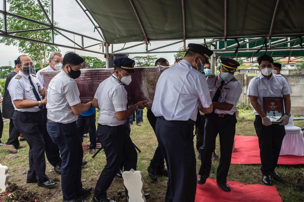 Co-pilot Nam Air, Fadly Satrianto yang menjadi korban jatuhnya pesawat Sriwijaya Air SJ-182 dimakamkan di Tempat Pemakaman Umum (TPU) Keputih, Surabaya, Jumat, 15 Januari 2021.
