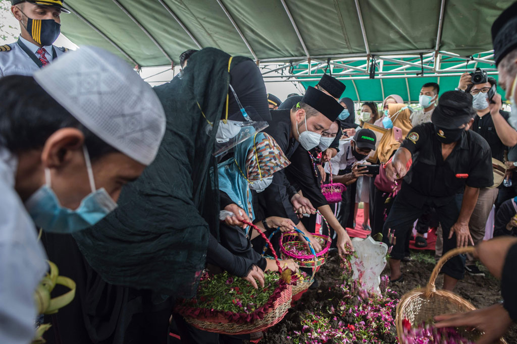 Suasana haru mewarnai pemakaman Almarhum. Keluarga dan rekan kerja Fadly turut mengantarkan jenazah ke tempat peristirahatan terakhir. Pihak keluarga sempat menyampaikan sambutan terakhir, sebelum jenazah dikuburkan.