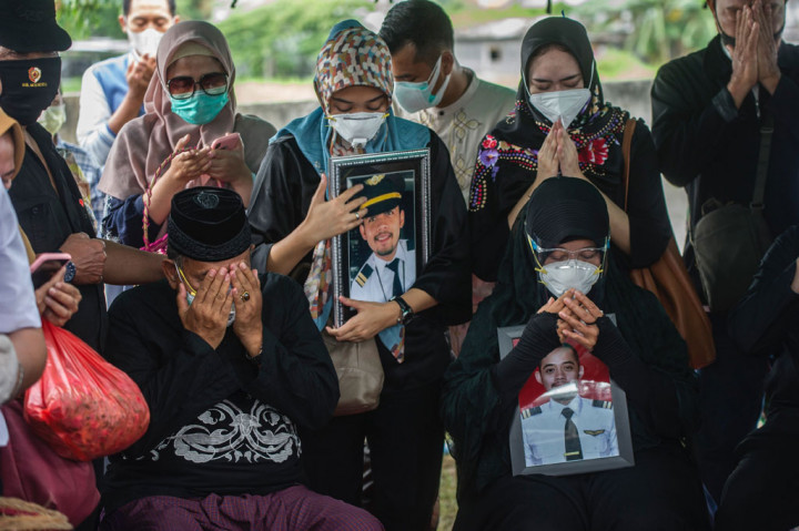 Dia juga meminta kepada seluruh masyarakat, baik teman dan rekan kerjanya untuk menghubungi pihak keluarga jika almarhum Fadly punya hutang. Sehingga tidak menjadi beban almarhum di liang lahat.