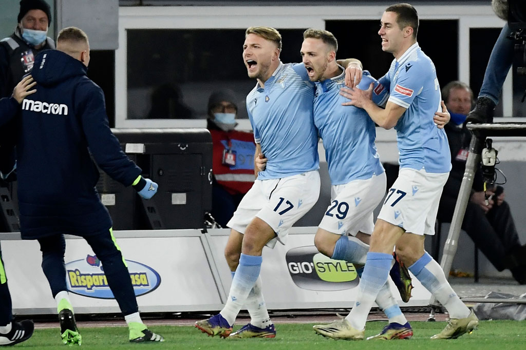 Lazio akhirnya berhasil unggul terlebih dahulu saat laga berjalan 14 menit memanfaatkan blunder Roger Ibanez. Ibanez terpeleset saat menyapu bola. Bola langsung disambar Ciro Immobile untuk mencetak gol liga domestik ke-12 musim ini.