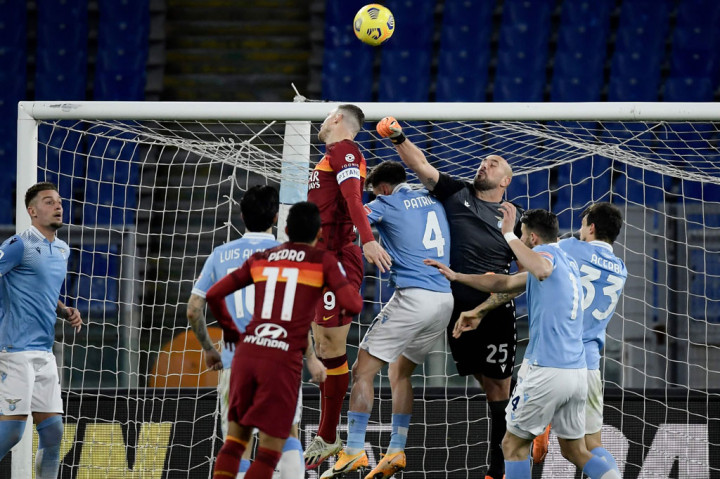 Tertinggal dua gol, Roma perlahan-lahan menguasai jalannya pertandingan. Namun mereka tampak kesulitan menembus pertahanan Lazio yang tampil disiplin. Skor 2-0 untuk Lazio bertahan hingga turun minum.