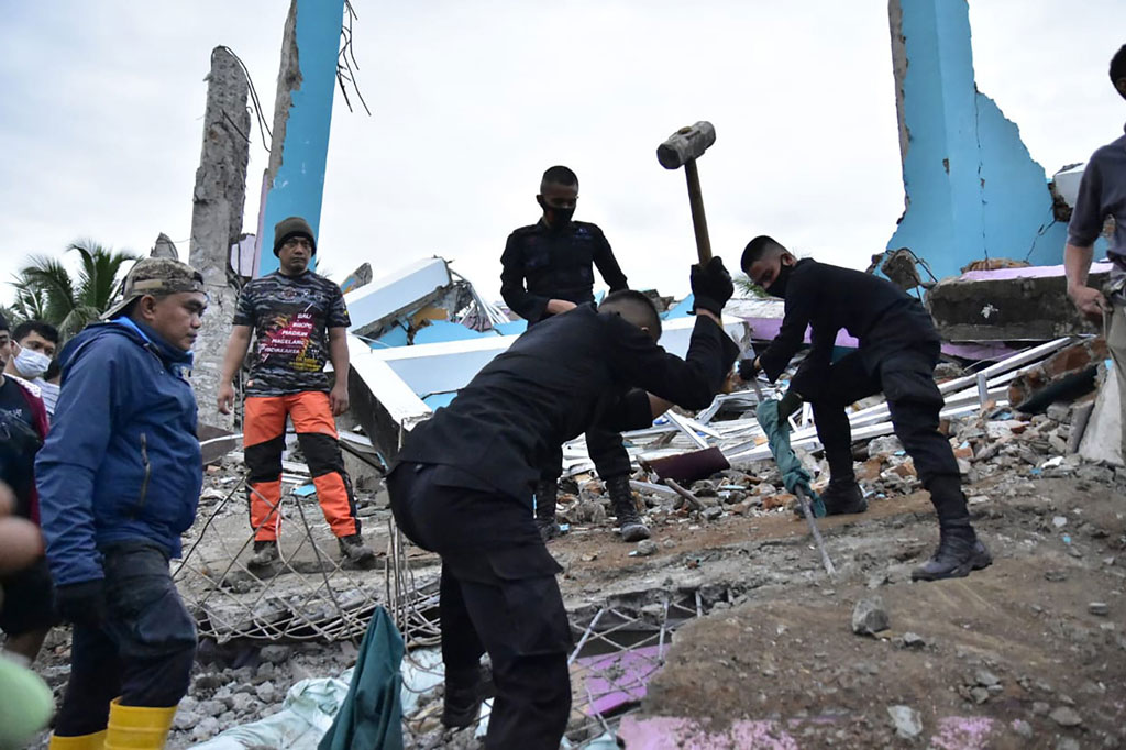 3 Foto Terpopuler: Sejumlah Bangunan Ambruk akibat Gempa ...