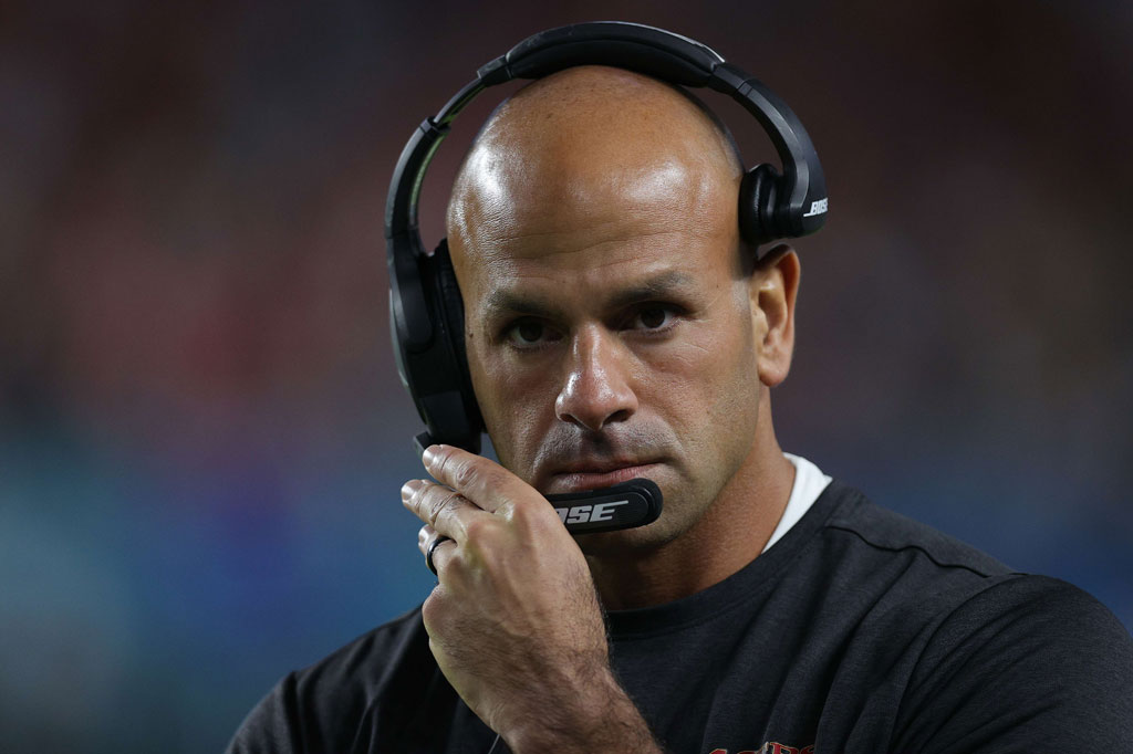 Pria Amerika berusia 41 tahun itu mengalahkan beberapa kandidat lainnya, termasuk asisten pelatih Tennessee Titans, Arthur Smith. Saleh diinginkan setidaknya enam dari tujuh tim NFL yang saat ini sedang mencari pelatih.