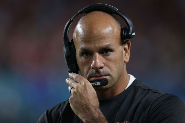 Pria Amerika berusia 41 tahun itu mengalahkan beberapa kandidat lainnya, termasuk asisten pelatih Tennessee Titans, Arthur Smith. Saleh diinginkan setidaknya enam dari tujuh tim NFL yang saat ini sedang mencari pelatih.