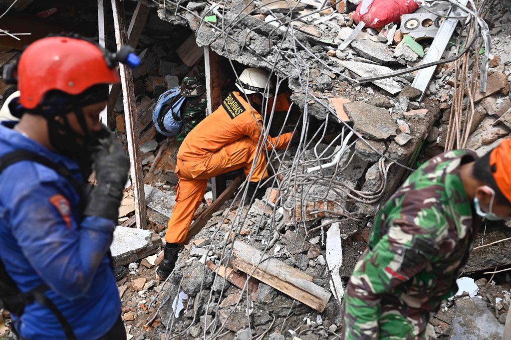 Menurut data Pusat Pengendali Operasi BNPB yang dimutakhirkan pada Jumat pukul 20.00 WIB, sejumlah kerusakan yang dilaporkan antara lain Rumah Sakit Mitra Manakarra dan Rumah Sakit Umum Daerah (RSUD) Kabupaten Mamuju yang rusak berat, serta sejumlah kerusakan di Pelabuhan Mamuju dan Jembatan Kuning yang berada di Takandeang, Tapalang Mamuju. Di Kabupaten Majene, 300 unit rumah yang rusak masih dalam proses pendataan.
