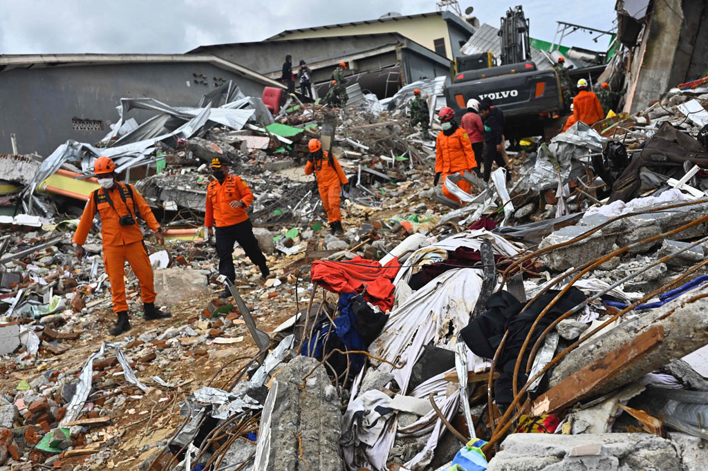 Badan Meteorologi, Klimatologi, dan Geofisika (BMKG) memperkirakan gempa susulan masih mungkin terjadi. Karena itu, BNPB mengimbau masyarakat untuk selalu waspada. 