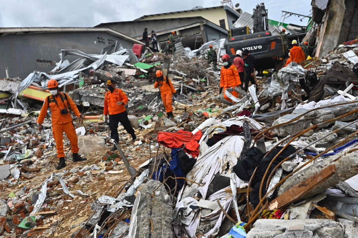 Badan Meteorologi, Klimatologi, dan Geofisika (BMKG) memperkirakan gempa susulan masih mungkin terjadi. Karena itu, BNPB mengimbau masyarakat untuk selalu waspada. 