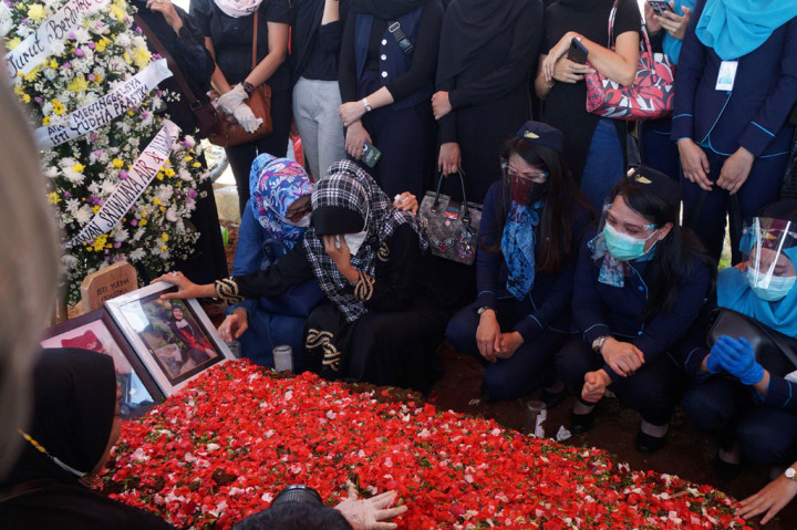 Keluarga dan kerabat menabur bunga di pusara pramugari Isti Yudha Prastika korban kecelakaan Sriwijaya Air SJ 182 di TPU Pondok Petir, Depok, Jawa Barat, Sabtu, 16 Januari 2021.