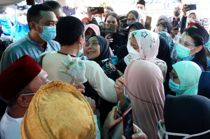 Iryaningsih tak kuasa menahan tangis saat jenazah putri kesayangannya dimakamkan. Para pelayat juga tak kuasa menahan air mata saat peti mati jenazah diturunkan ke liang lahat.