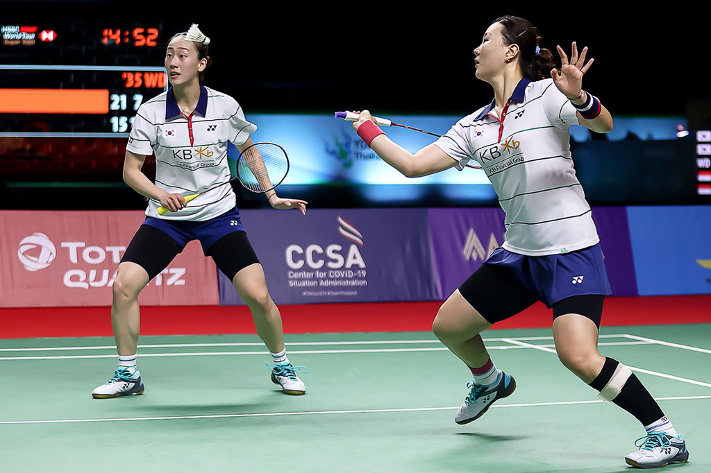 Pada gim pembuka Greysia/Apriyani menyerah dengan hasil 15-21. Namun dua gim berikutnya pasangan Indonesia tersebut berhasil menang dengans kor 21-15 dan 21-16 atas Lee/Shin.