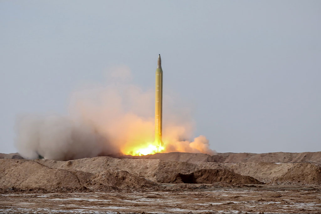 Pengawal Revolusi Iran menguji coba rudal balistik terhadap target di Samudera Hindia, saat mereka menyelesaikan latihan selama dua hari, Sabtu, 16 Januari 2021.