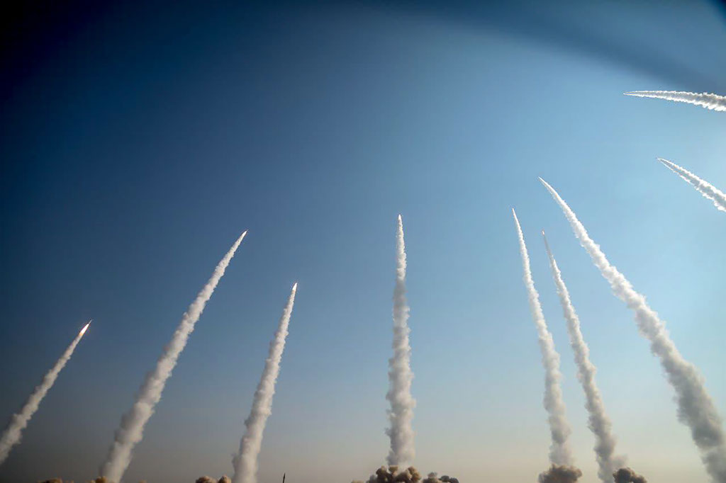 Latihan selama dua hari itu juga menampilkan serangan pesawat tak berawak pada sistem pertahanan rudal, diikuti dengan rentetan rudal balistik permukaan-ke-permukaan generasi baru.