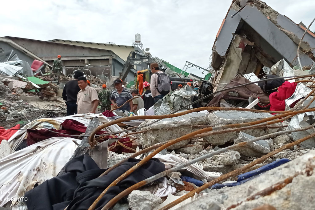 Gempa juga mengakibatkan kerugian materiil yakni satu unit kantor Danramil rusak, satu unit fasilitas kesehatan rusak, 415 rumah rusak, dan satu minimarket rusak di Kabupaten Majene. Sementara di Kabupaten Mamuju mengakibat satu unit hotel rusak, satu minimarket rusak, satu unit kantor Gubernur Sulbar, dua unit fasilitas kesehatan, satu unit jembatan rusak, dan satu unit pelabuhan rusak.