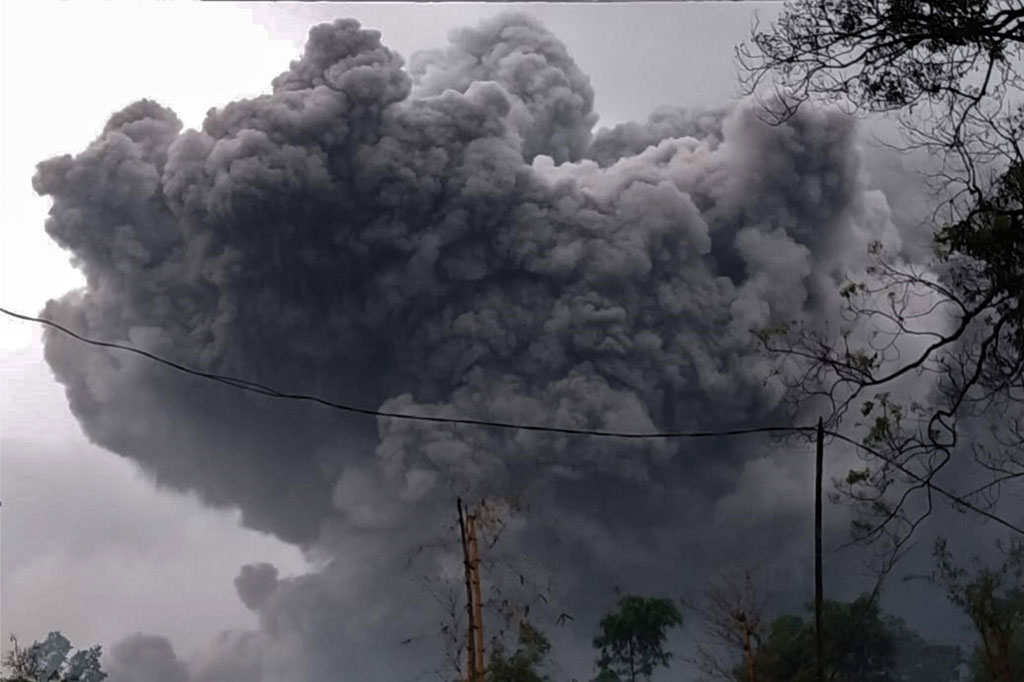 Gunung Semeru yang berada di wilayah Kabupaten Lumajang dan Kabupaten Malang, Jawa Timur erupsi pada Sabtu, 16 Januari 2021 sekitar pukul 17.24 WIB.