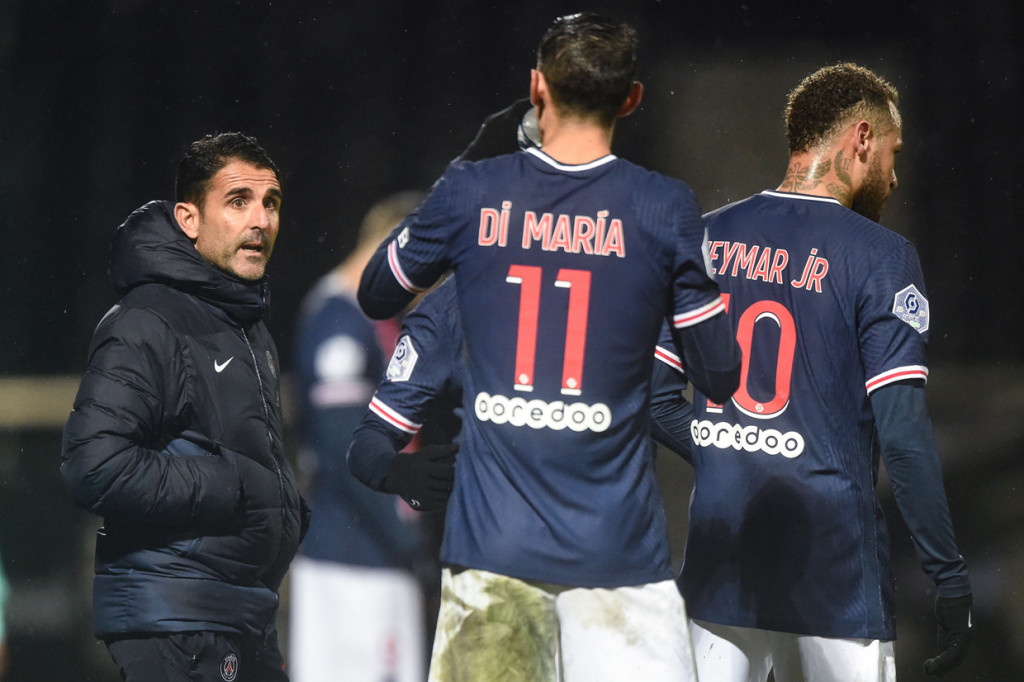 PSG tampil tanpa didampingi pelatih mereka, Mauricio Pochettino, yang terkena Covid-19. Ia digantikan asistennya, Jesus Perez.