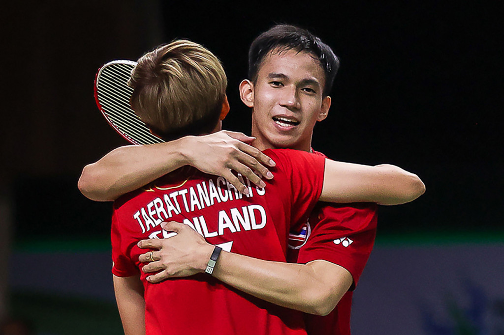 Mereka ditaklukkan pasangan Thailand, Dechapol Puavaranuroh/Sapsiree lewat tiga gim.