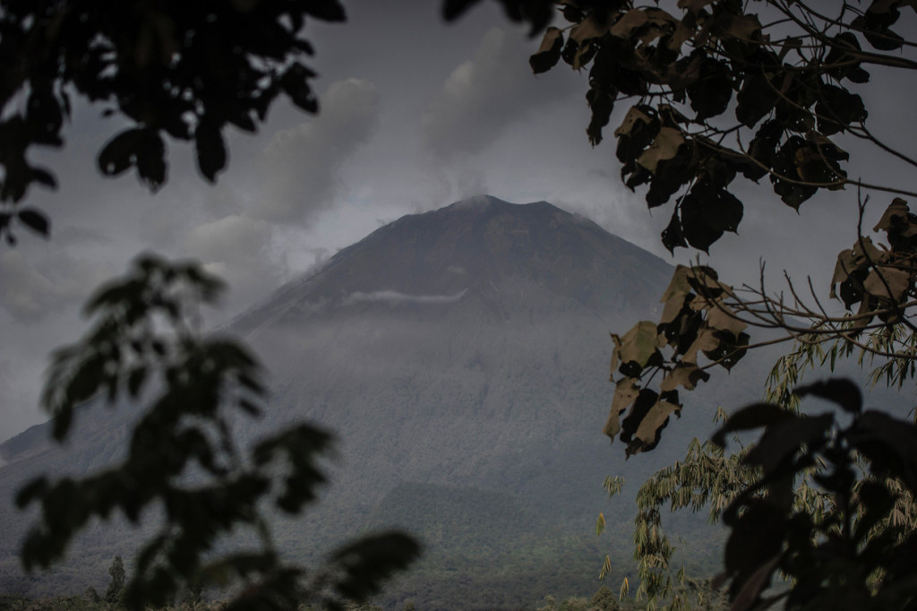 Gunung Semeru kembali meletus dan meluncurkan awan panas guguran dengan jarak luncur empat kilometer ke arah Besuk Kobokan pada 16 Januari 2021 pukul 17.24 WIB dan aktivitas guguran lava juga terjadi dengan jarak luncur antara 500-1.000 meter dari kawah Jonggring Saloka ke arah Besuk Kobokan.