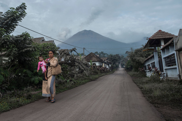 PVMBG juga mengimbau masyarakat tidak melakukan aktivitas di radius wilayah sejauh 4 km arah bukaan kawah aktif sebagai alur luncuran awan panas di sekitar kawasan Besok Grobokan.