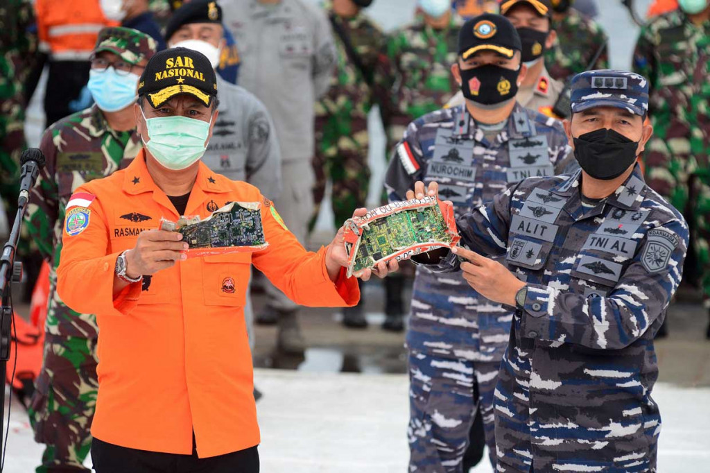 Asops Pangkoarmada I Kolonel Laut I Gung Alit Jaya (kanan) menyerahkan kotak penyimpanan Cockpit Voice Recorder (CVR) kepada Direktur Operasi Basarnas Brigjen TNI (MAR) Rasman yang dibawa KRI Kurau setibanya di posko pencarian Sriwijaya Air S-J182 di Jakarta International Container Terminal (JICT) II, Tanjung Priok, Jakarta.