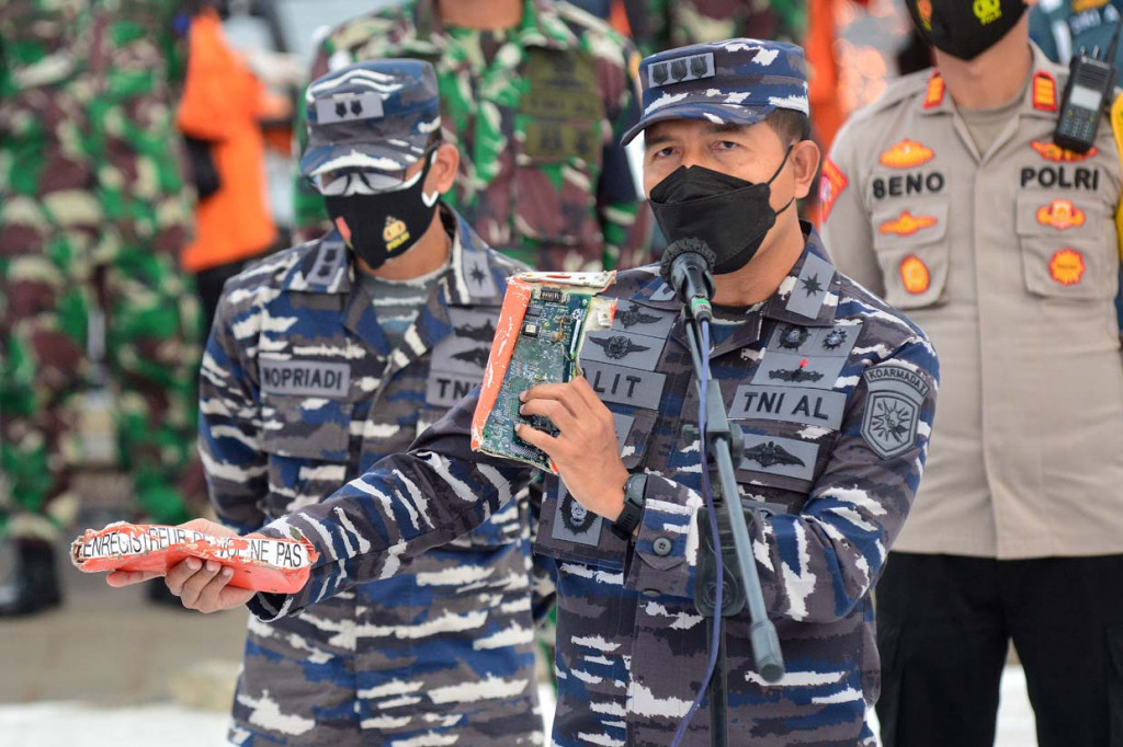 Asops Pangkoarmada I Kolonel Laut I Gung Alit Jaya menunjukkan kotak penyimpanan Cockpit Voice Recorder (CVR) yang dibawa KRI Kurau setibanya di posko pencarian Sriwijaya Air S-J182 di Jakarta International Container Terminal (JICT) II, Tanjung Priok, Jakarta.