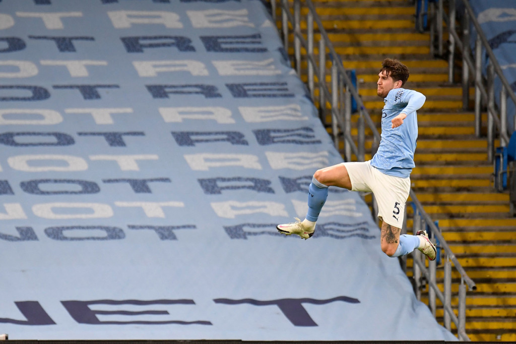 Bek City, John Stones, secara mengejutkan setelah menyumbang sepasang gol (26' dan 68') yang terlahir di masing-masing babak untuk menginspirasi kemenangan timnya. AFP Photo/Peter Powell