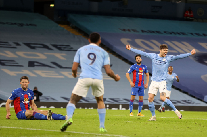 John Stones melakukan selebrasi usai mencetak gol ke gawang Crystal Palace. AFP Photo/Clive Brunskill