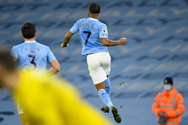 Raheem Sterling melakukan selebrasi usai mencetak gol ke gawang Crystal Palace. AFP Photo/Peter Powell