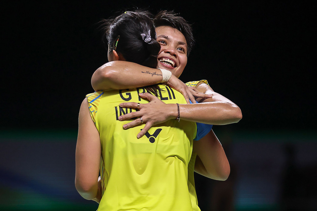Greysia Polii/Apriyani Rahayu meraih gelar pertama mereka tahun ini. Greysia/Apriyani berhasil merebut emas Thailand Open 2021 setelah menaklukkan wakil tuan rumah, Jonkolphan Kititharakul/Rawinda Prajongjai.