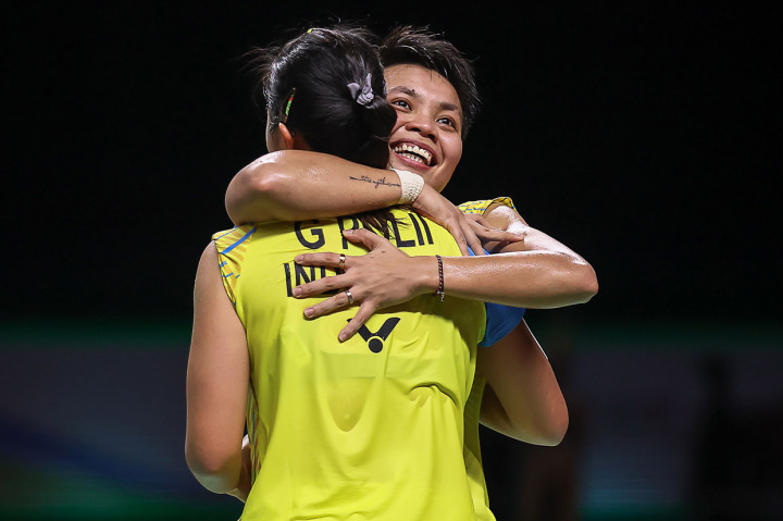 Greysia Polii/Apriyani Rahayu meraih gelar pertama mereka tahun ini. Greysia/Apriyani berhasil merebut emas Thailand Open 2021 setelah menaklukkan wakil tuan rumah, Jonkolphan Kititharakul/Rawinda Prajongjai.