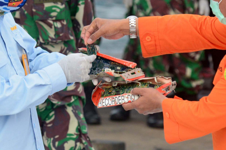 Koarmada I TNI AL secara resmi menyerahkan kotak penyimpanan memori dari perekam suara kokpit atau Cockpit Voice Recorder (CVR) pesawat Sriwijaya Air PK-CLC nomor penerbangan SJ-182 kepada Badan SAR Nasional (Basarnas) pada Minggu, 17 Januari 2021.