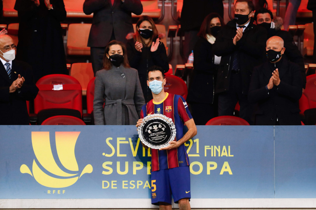Pemain Barcelona Sergio Busquets menerima trofi runner-up setelah pertandingan final Piala Super Spanyol antara Barcelona dan Athletic Bilbao. AFP Photo/Pablo Garcia