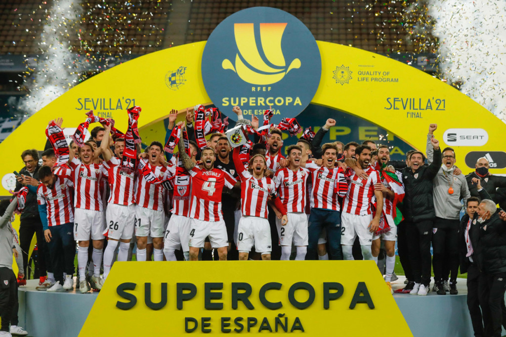 Pemain Athletic Bilbao merayakan kemenangan usai mengalahkan Barcelona dan menjadi juara Piala Super Spanyol. AFP Photo/Pablo Garcia