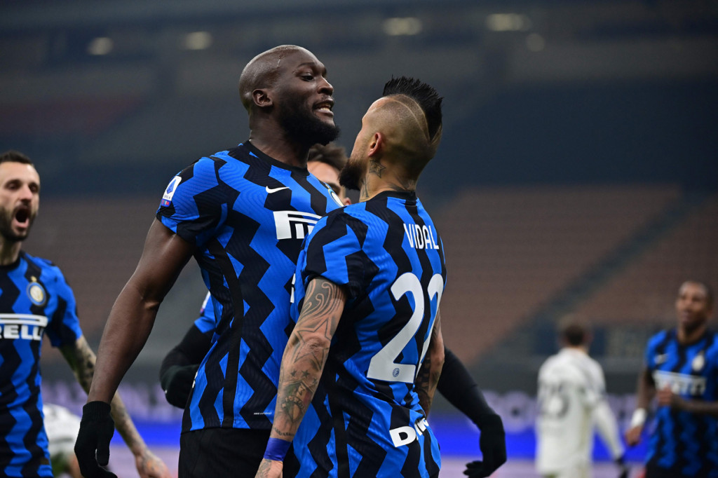 Arturo Vidal dan Romelu Lukaku melakukan selebrasi usai mencetak gol ke gawang Juventus.