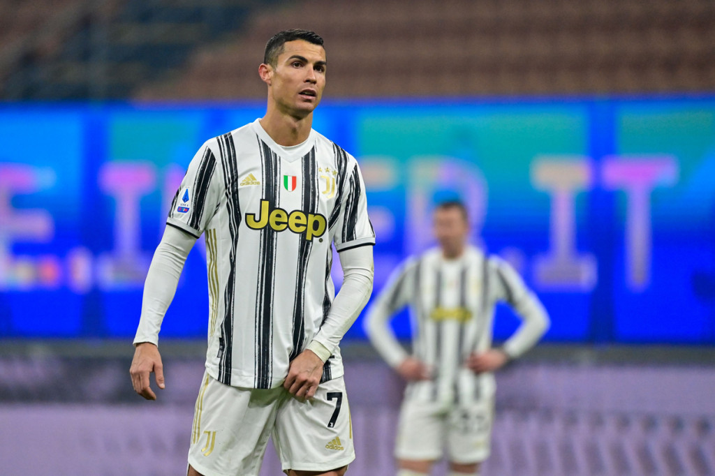 Adapun Juventus tertahan di peringkat kelima dengan 33 poin. 