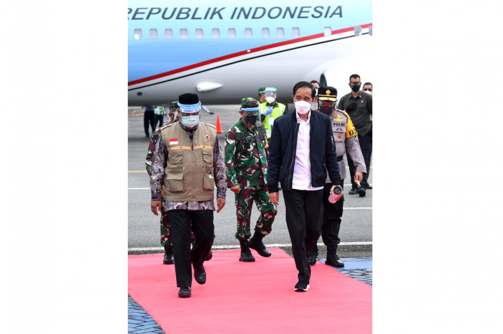 Bersama rombongan terbatas dan menerapkan protokol kesehatan ketat, Kepala Negara lepas landas menuju Kota Banjarbaru, Kalimantan Selatan, dengan menggunakan Pesawat Kepresidenan Indonesia-1 dari Pangkalan TNI AU Halim Perdanakusuma.