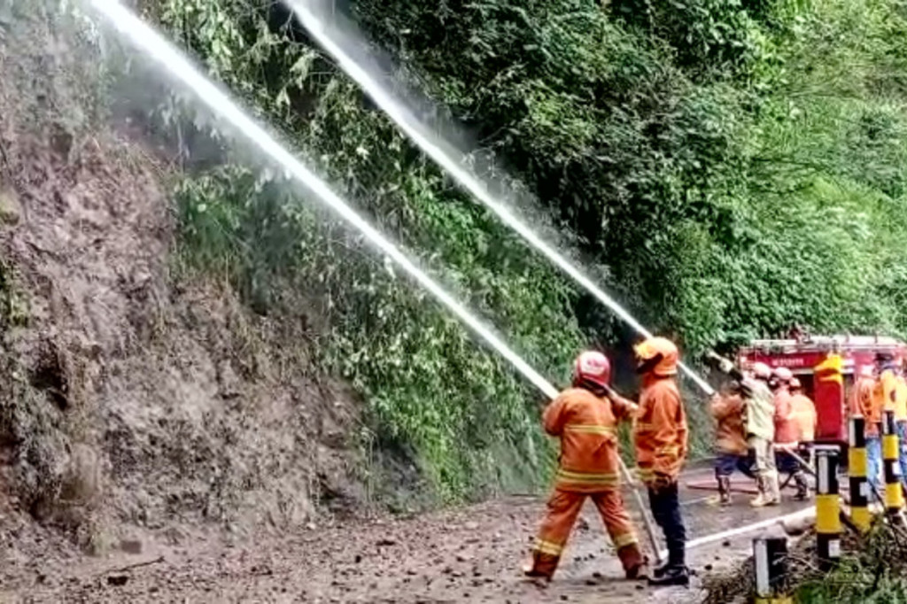 Hingga saat ini, petugas BPBD masih melakukan pembersihan material longsor yang menutupi jalan raya. Pohon dan bambu yang ikut runtuh terbawa longsor dipotong.