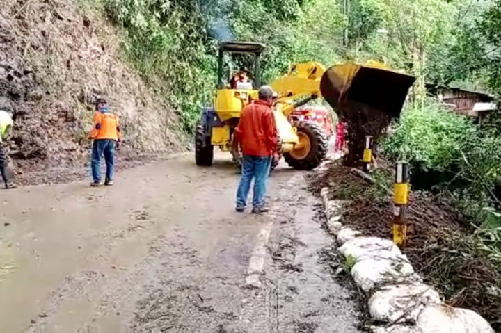 Selanjutnya, BPBD meminta tebing yang rawan longsor dipangkas menggunakan alat berat DPUPR Kota Batu. Selain itu, perlu adanya pemberian rambu-rambu rawan longsor dan pohon tumbang di kawasan tersebut.