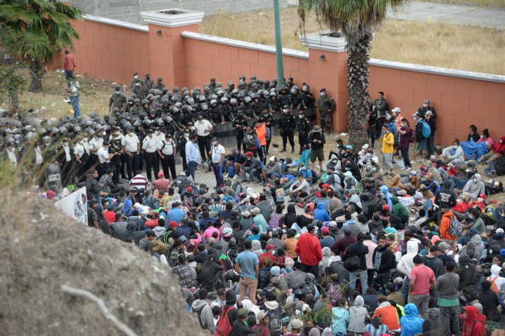 Pada Jumat malam, dua grup beranggotakan lebih dari 3.000 imigran Honduras memaksa masuk ke Guatemala tanpa memperlihatkan dokumen identitas dan hasil tes covid-19. Banyak dari mereka berasal dari kota San Pedro Sula.