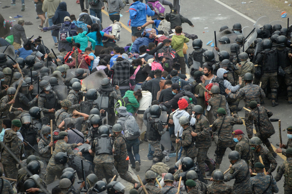 Para tentara yang mengenakan helm, membawa perisai anti huru-hara dan tongkat sempat membentuk barisan di sepanjang jalan utama di Chiquimula, Guatemala, untuk memblokir rombongan migran yang berupaya mencapai wilayah Amerika.