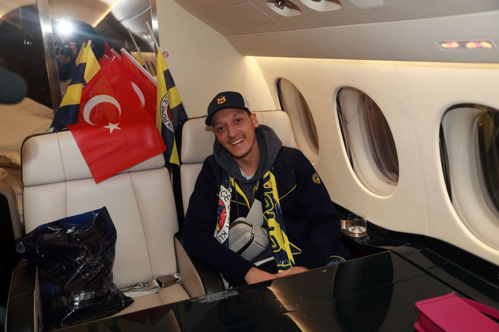 Mesut Özil akhirnya meninggalkan Arsenal dan bergabung dengan klub asal Turki, Fenerbahce.