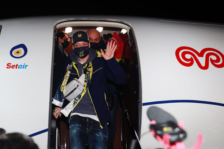 Ozil tiba di Istanbul pada Minggu, 17 Januari 2021, malam waktu setempat. Didampingi sang istri, Amine Gulse, Ozil diterbangkan Fenerbahce menggunakan pesawat pribadi.