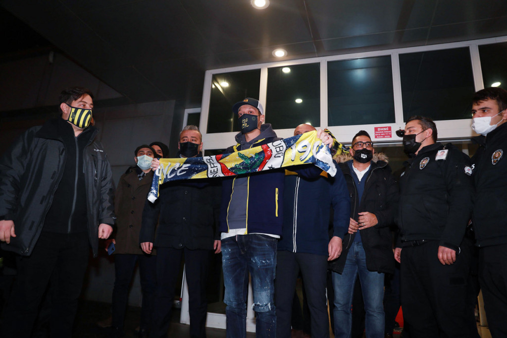 Özil diketahui menuntaskan kontraknya di Arsenal yang masih tersisa sampai musim panas alias pada bulan Juni mendatang.