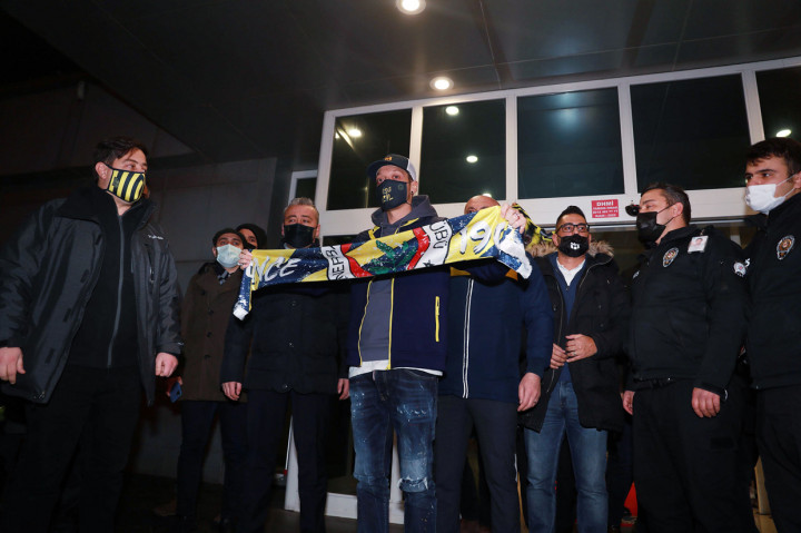 Özil diketahui menuntaskan kontraknya di Arsenal yang masih tersisa sampai musim panas alias pada bulan Juni mendatang.