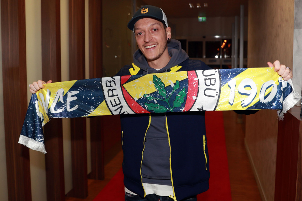 Lewat Twitter pribadinya, Mesut Özil Özil mem-posting foto dirinya memamerkan syal Fenerbahce. Akhirnya, Özil benar-benar melewati pintu keluar Arsenal.