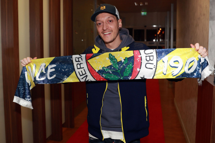 Lewat Twitter pribadinya, Mesut Özil Özil mem-posting foto dirinya memamerkan syal Fenerbahce. Akhirnya, Özil benar-benar melewati pintu keluar Arsenal.
