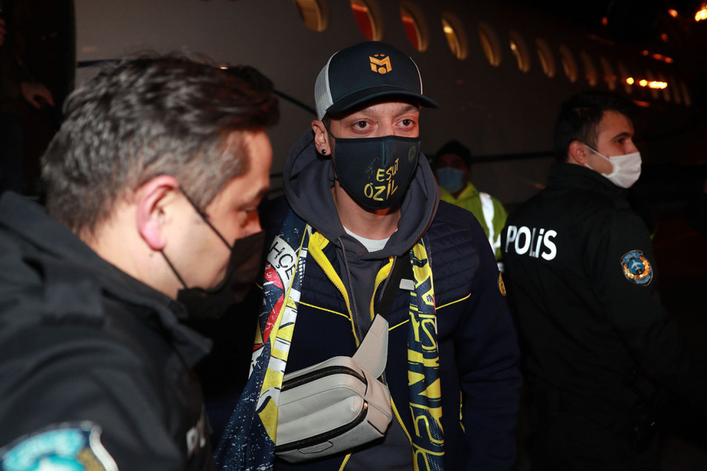 Bergabung dengan Fenerbahce juga mengakhiri penderitaan Ozil di Arsenal. Setelah hanya sering menjadi cadangan pada beberapa musim terakhir, nama Ozil dihapus dari skuad Arsenal untuk ajang Premier League musim ini.