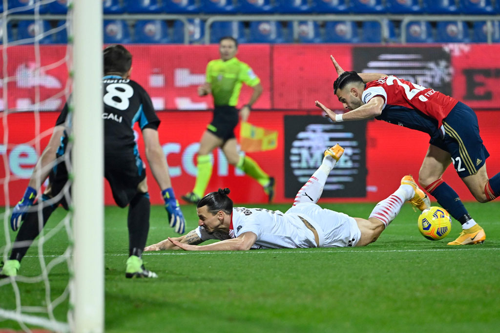 Pertandingan baru berusia tujuh menit AC Milan mendapat hadiah penalti akibat pelanggaran Charalambos Lykogiannis terhadap Zlatan Ibrahimovic.
