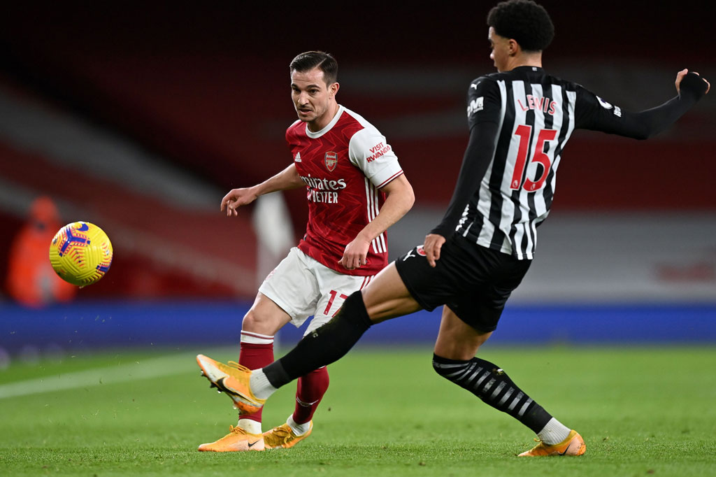 Arsenal terus menggempur pertahanan Newcastle. Beberapa peluang tercipta namun tidak membuahkan gol hingga babak pertama usai.